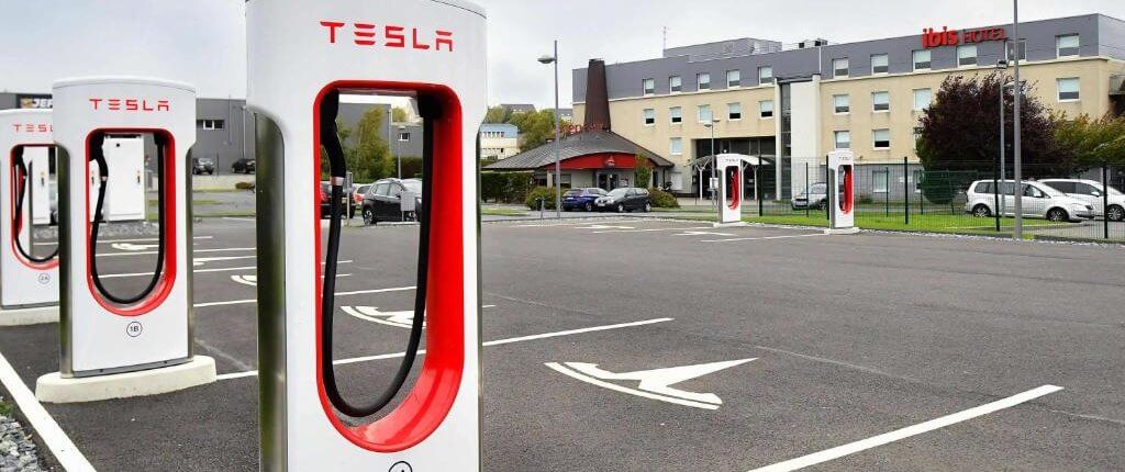 ibis hotel met Tesla supercharger laadpaal